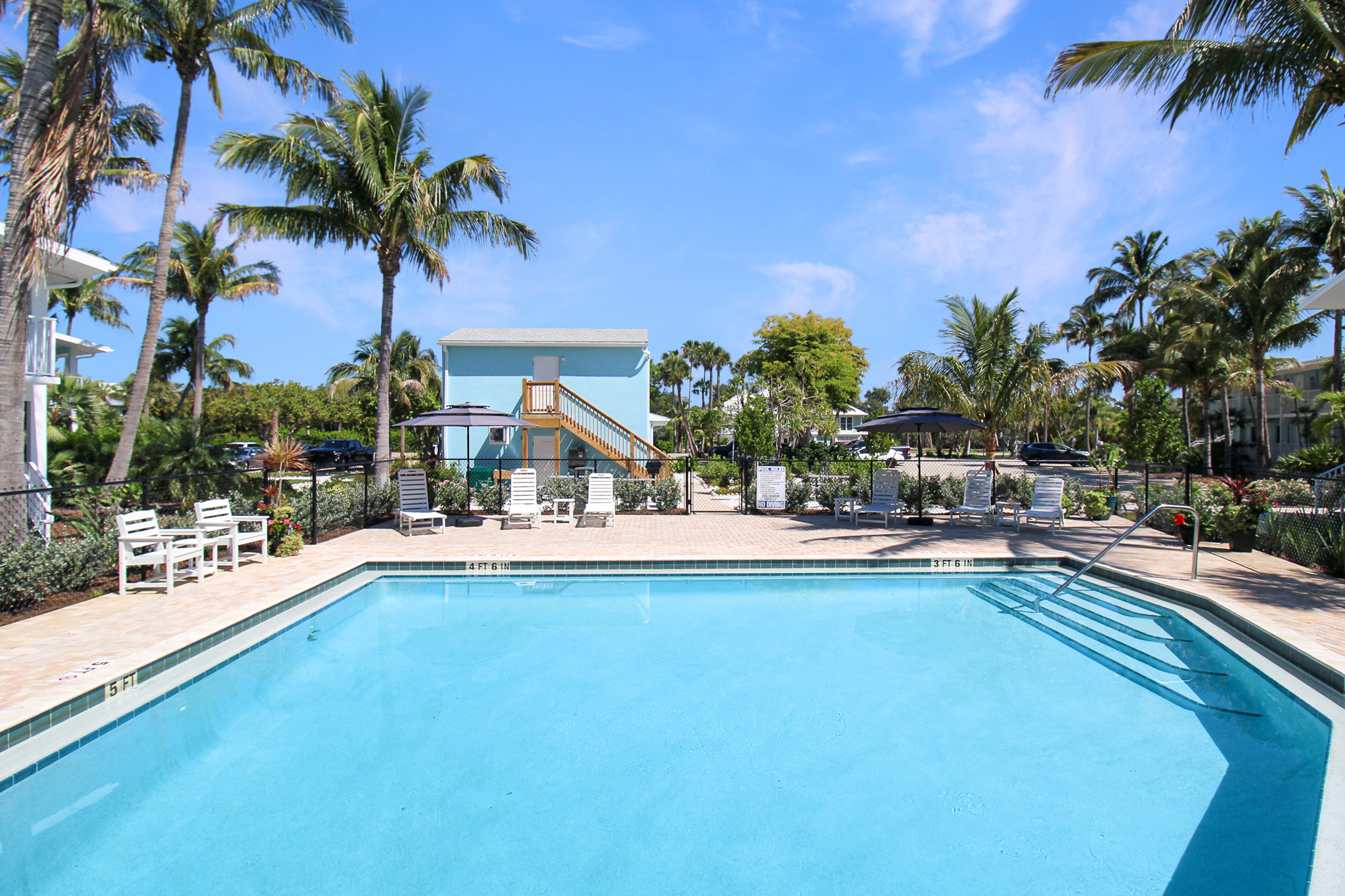 Colony Inn Sanibel Island - Relax in the pool